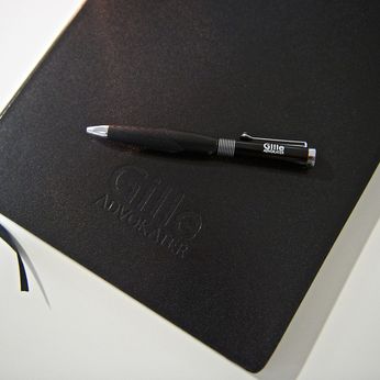 Notatbok og penn med Gille advokater DA logo