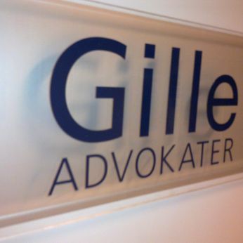 Glasskilt med logoen til Gille advokater DA