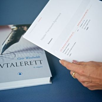 Boken avtalerett og ansatt som leser dokument